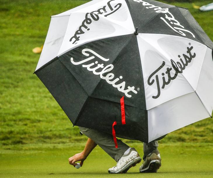 Lo statunitense Jordan Spieth non si fa certo fermare dalla pioggia al Tour Championship golf di Atlanta, Usa (Epa)